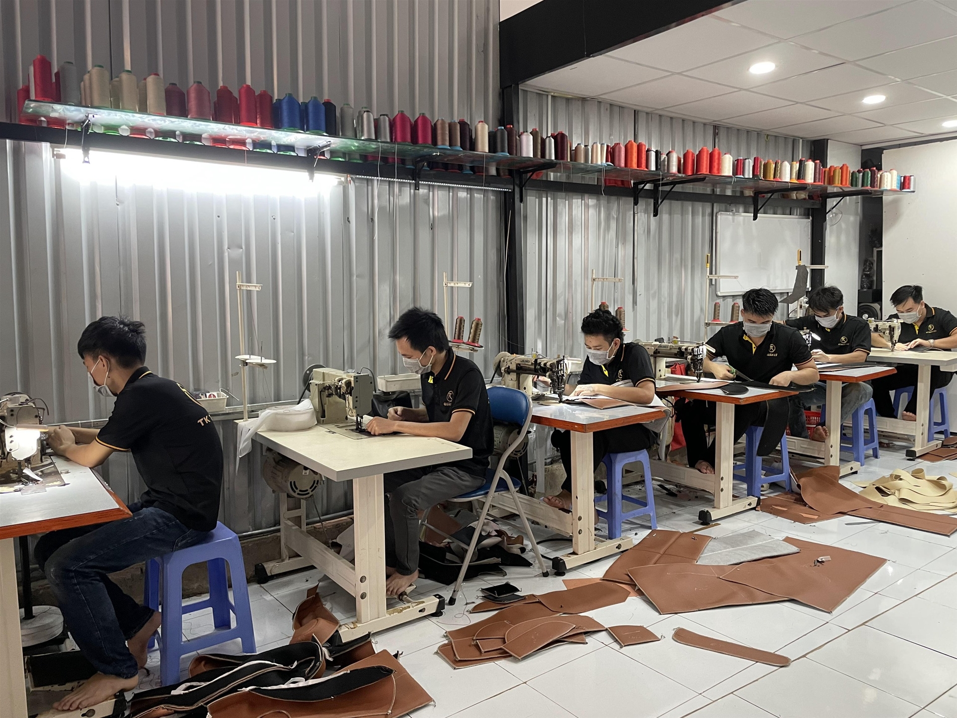 hình ảnh bọc ghế da tại cửa hàng