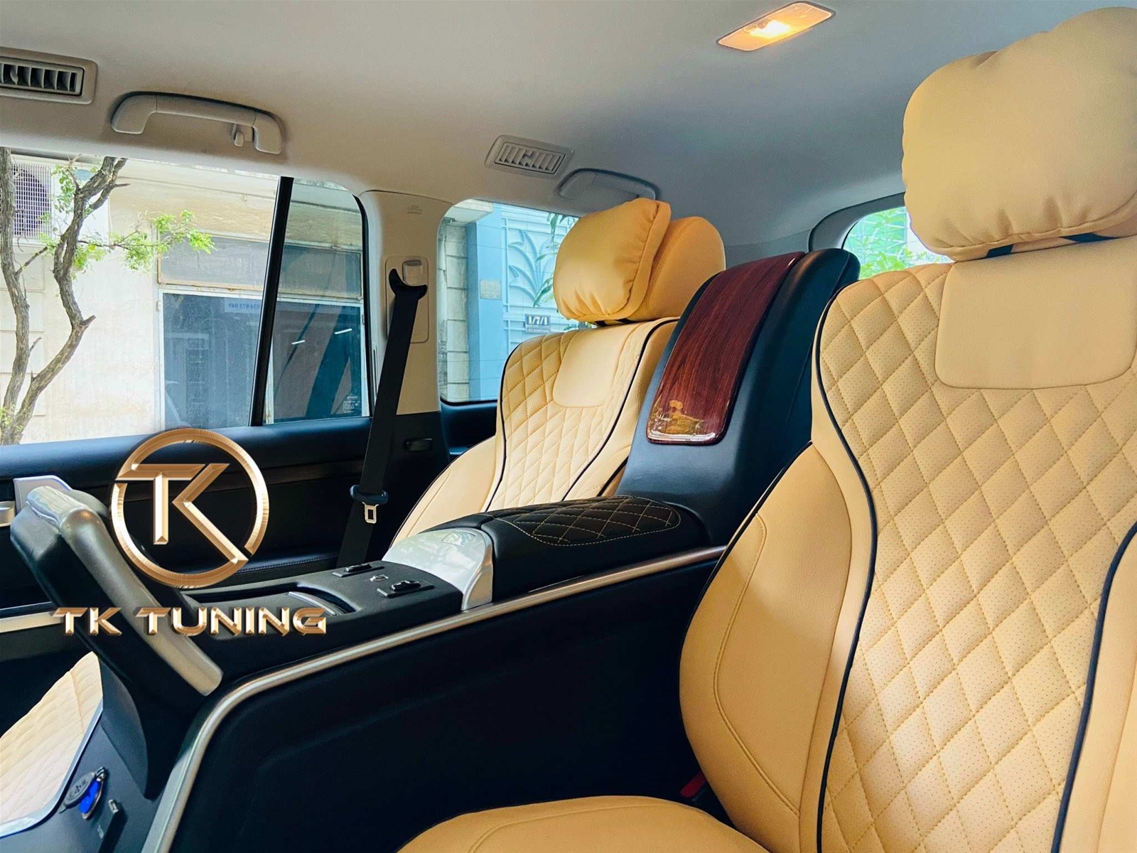độ ghế limousine cho xe Mercedes E300
