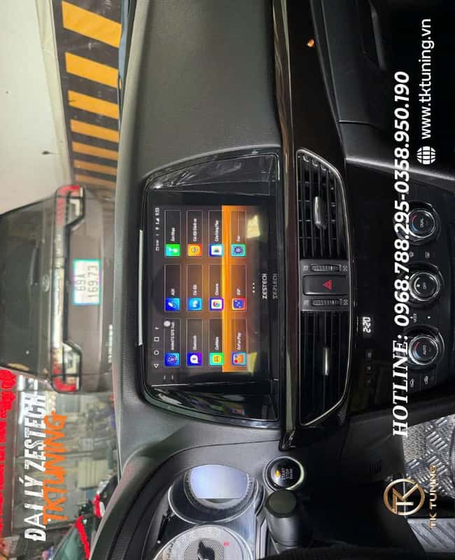 man hinh zestech z18 360 cho xe o to